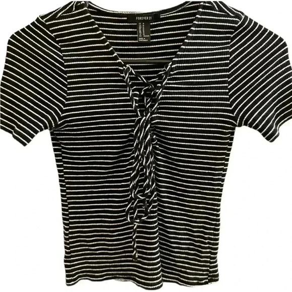 Forever 21 striped cropped top size M women’s medium juniors black and white - Picture 1 of 3